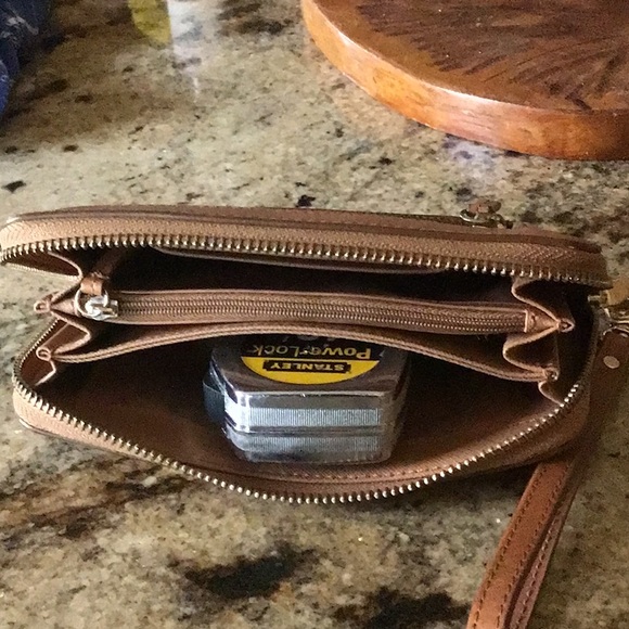 Fossil tan clutch wallet with removable strap - Picture 4 of 4